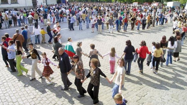 Във Варна вият огромно хоро за 3-и март