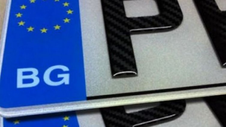 Млада шофьорка кара кола с чужди регистрационни табели