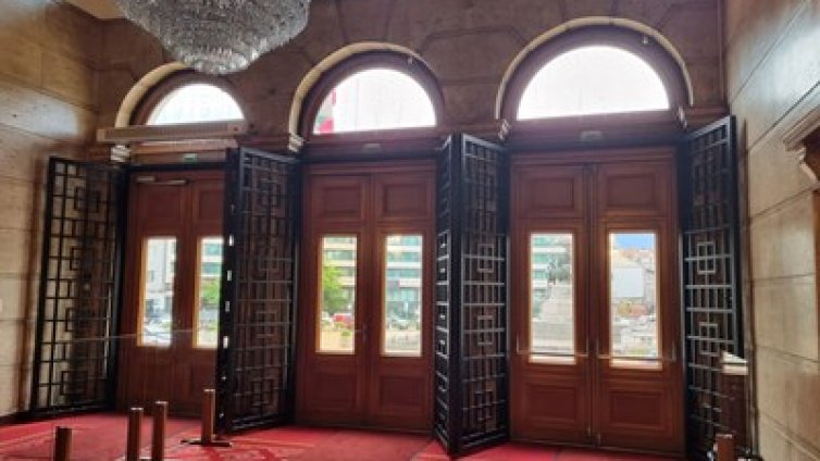 Парламентът като затвор! Железни врати вече пазят депутатите от народа