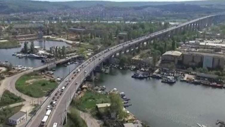  На 8 септември 1976 г. е пуснат в експлоатация Аспаруховия мост във Варна