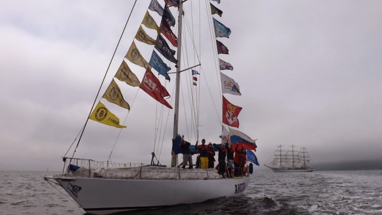 Руският ветроход Акела води в надпреварата „Тол шипс“