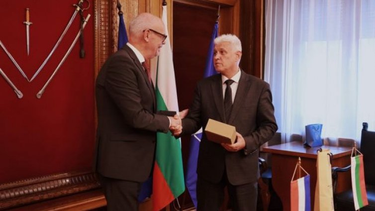 Нидерландският посланик обеща: Първият минен ловец пристига до дни