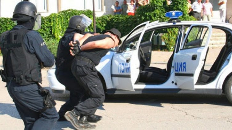 Незаконно оръжие и тон алкохол намериха при акция в Разградско
