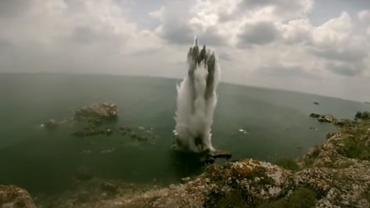 Варненци, бургазлии: Видите ли сферички в морето, звънете на 112!