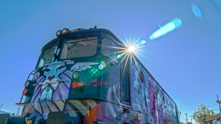 Композират арт локомотив на жп гарата във Варна