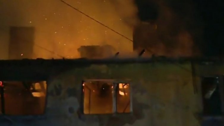 Пожар в блок в Божурище, семейства останаха без дом