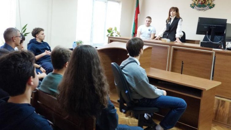 Разясниха правата на гимназисти от Варна, свързани с престъпления по транспорта