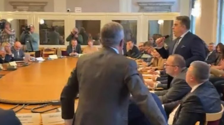 Скандал в НС: Депутати окупираха бюджетната комисия! (ВДИЕО)