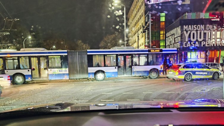 Автобус и такси се удариха на ключово кръстовище във Варна снощи