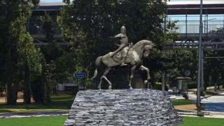 Издикат паметник на хан Аспарух във Варна