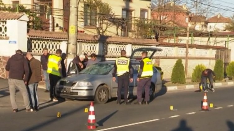 Жесток удар! Дядо блъсна с кола баба с бебе на ръце. Детенцето издъхна