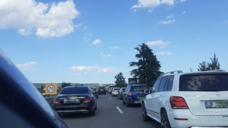 Голямо задръстване близо до Варна заради катастрофа