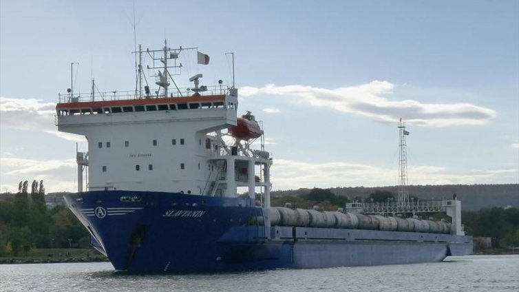 Кораб с цистерни на "Газпром" в пристанище Варна. Какъв е товарът?