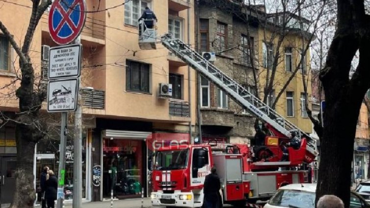 Екшън в София: Жена заплашва да скочи от терасата