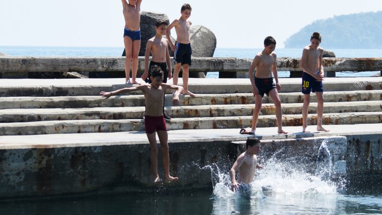 Деца пробваха скокове на втора буна, откриха лятото (СНИМКИ)