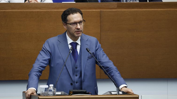 Митов: Наплашиха хората, всяваха страх, че самолетите са опасни