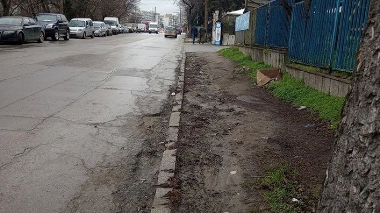 Улица във Варна достойна за рекордите на Гинес: Няма тротоари 