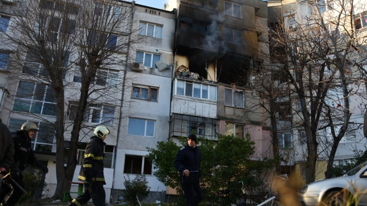 Куче оцеля 2 дни без храна и вода в опустошения от взрив вход във "Владиславово"
