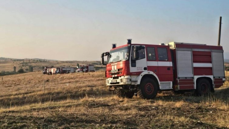 76 пожара са потушили огнеборците за денонощие в страната
