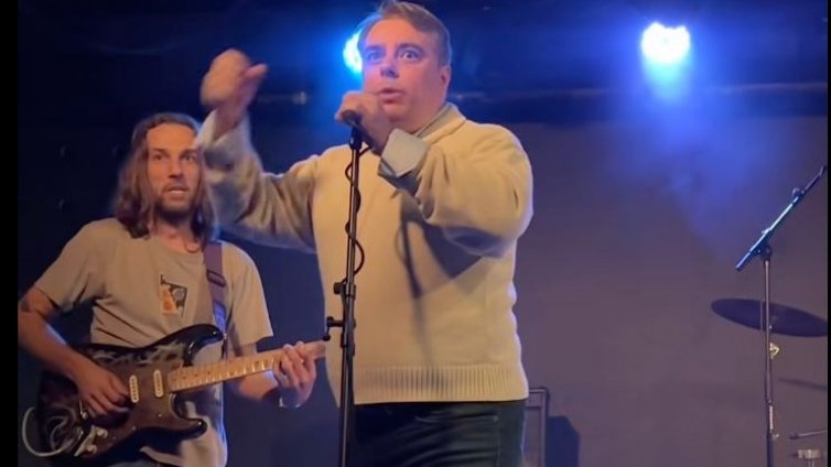 Асен Василев "попя" пънк в столично заведение ВИДЕО