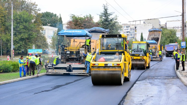 Продължават ремонтите по улиците на града