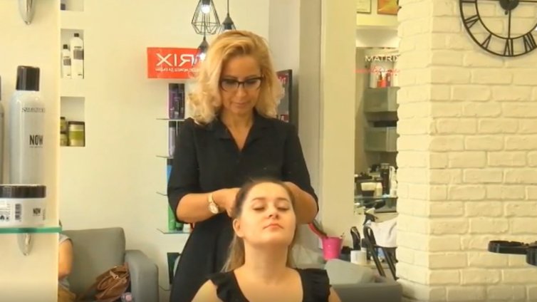 В салона: радиото кънти, музика &ndash; звучи, безплатно&hellip; И фризьорките ще си плащат!
