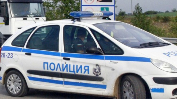 Младеж блъсна колата си в дърво и загина
