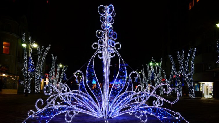 Нова коледна украса за празниците във Варна
