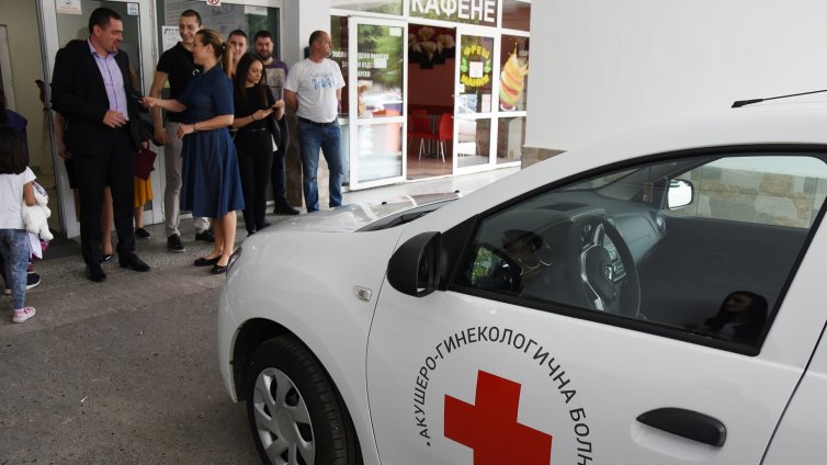 Варненски фолклорен ансамбъл дари на АГ болница автомобил за новородени