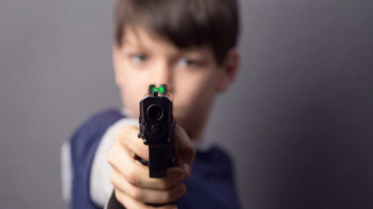 Все повече родители купуват оръжия на децата си