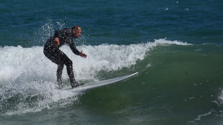 Сърфисти яхнаха морските вълни край Варна (СНИМКИ)