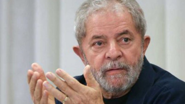 Стотици привестваха да Силва при освобождаването му
