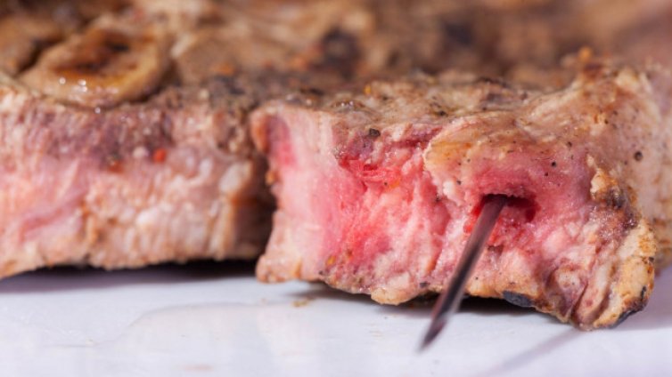 Агенцията по храните глобява магазина, продал пържолата с игла в София