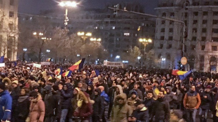 Десетки хиляди румънци на протест срещу новата власт