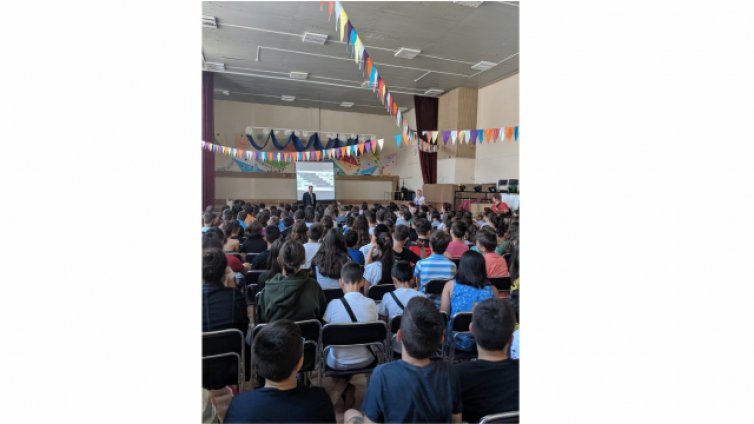 Водещи експерти по сигурността от Израел и преподаватели от ВСУ „Черноризец Храбър“ учат деца как да се пазят от кибертормоз (ВИДЕО)