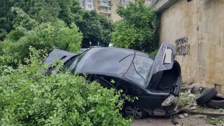 Откриха трима мигранти в катастрофирал автомобил след гонка с полицията в Бургас