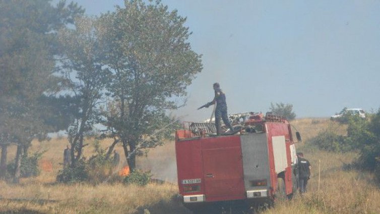 Три пожара гасиха варненските огнеборци