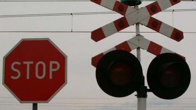 Влак помете кола на жп прелез, жена загина