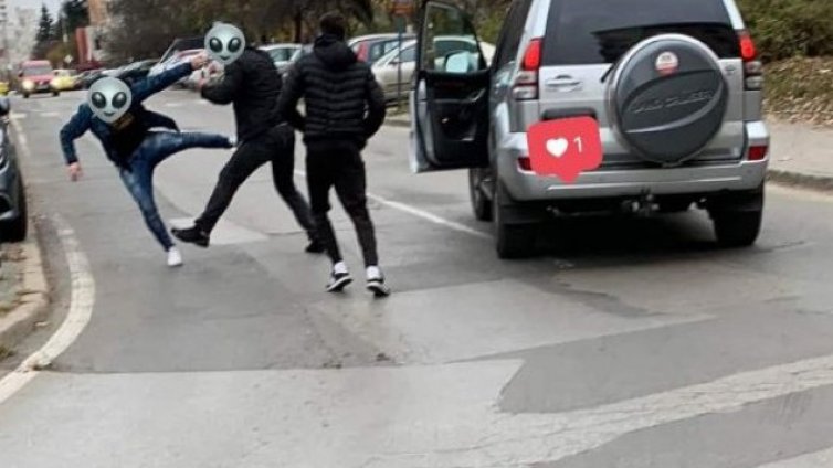 Джип не спря на "зебра" - пешеходци се нахвърлиха на шофьора. Мъжкарско, а?