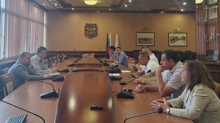 Започна възстановяването на зелените площи по бул. „Княз Борис I“ 