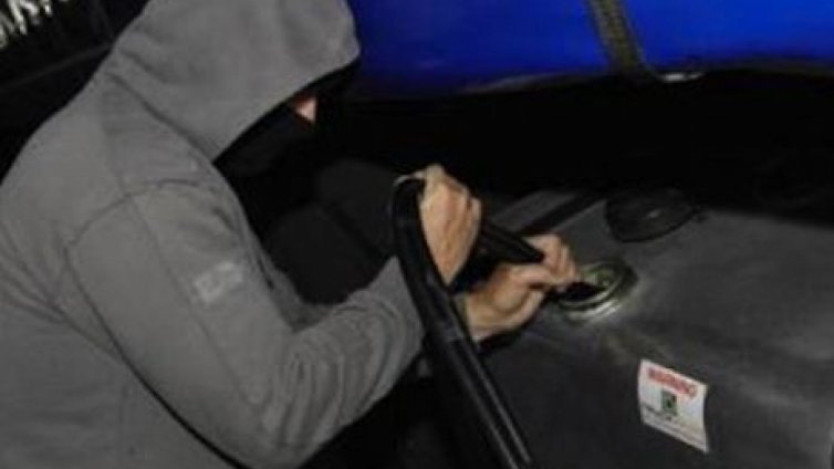 Арестуваха хитрец, източвал дизел от петролопровод