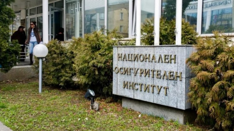 Работещите в НОИ излизат на предупредителен протест