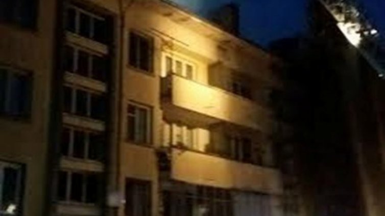 Мълния подпали блок в Дряново