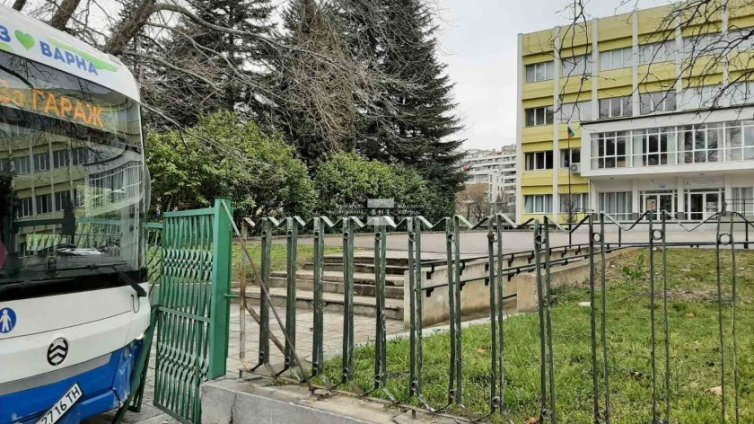 Градски автобус се удари в спирка до Гимназията по химия във Варна