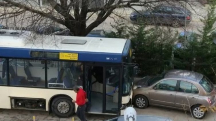 Автобусът без шофьор тръгнал заради отказала ръчна спирачка