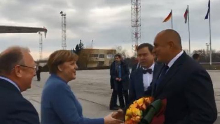 Борисов посрещна Меркел с рози в София