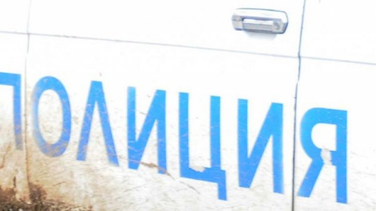 Дъщеря на полицай се простреля с оръжието му