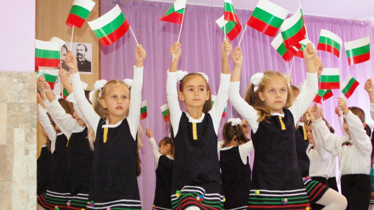 С музикална програма децата от ДГ „Крилатко“ почетоха Деня на народните будители