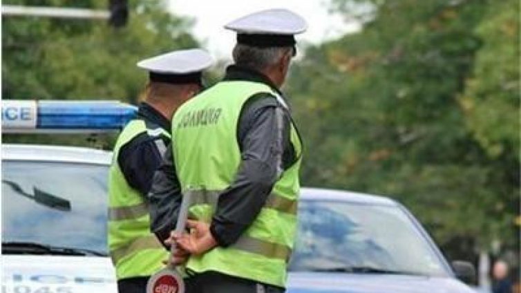 Задържаха шофьор, опитал да подкупи полицаи
