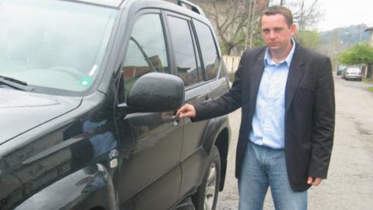 Маскирани обраха автокъща на дупнишки политик